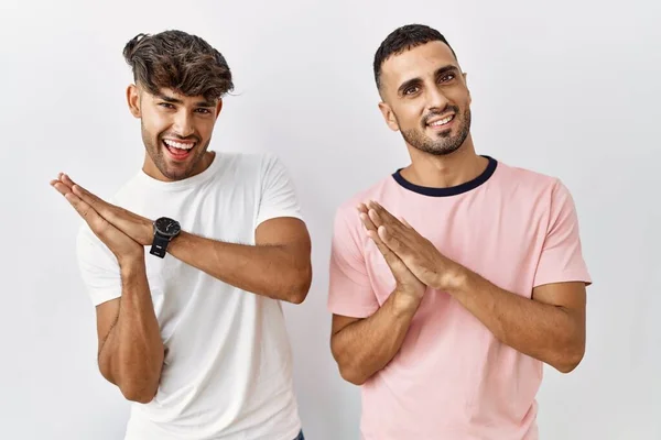Mladý Gay Pár Stojící Nad Izolovaným Pozadím Tleskání Tleskání Šťastný — Stock fotografie