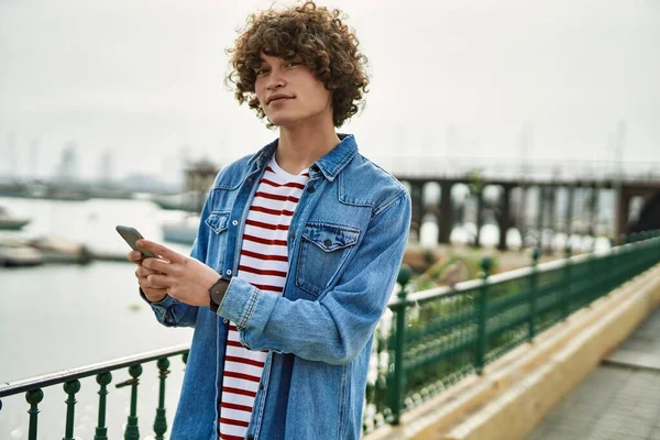 Jovem Hispânico Homem Usando Smartphone Porto Marina — Fotografia de Stock