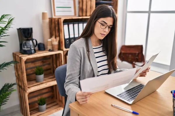 Jonge Mooie Spaanse Vrouw Zakenman Lezen Document Met Behulp Van — Stockfoto