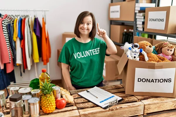Bağışta Gönüllü Tişört Giyen Genç Sendromlu Kadın Bir Fikre Soru — Stok fotoğraf