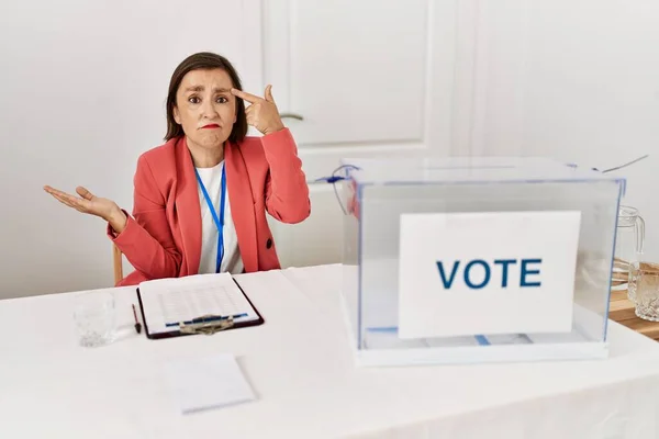 Vacker Medelålders Latinamerikansk Kvinna Vid Politiska Val Sitter Med Röstsedel — Stockfoto