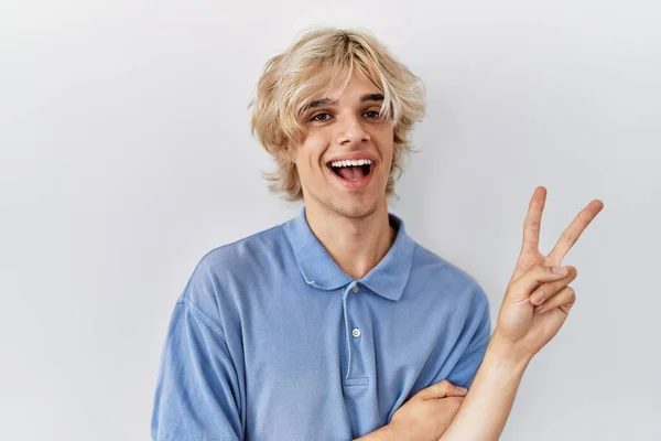 Joven Hombre Moderno Pie Sobre Fondo Aislado Sonriendo Con Cara —  Fotos de Stock