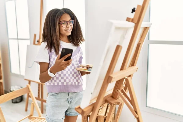 African American Girl Using Smartphone Drawing Art School — Stock Photo, Image