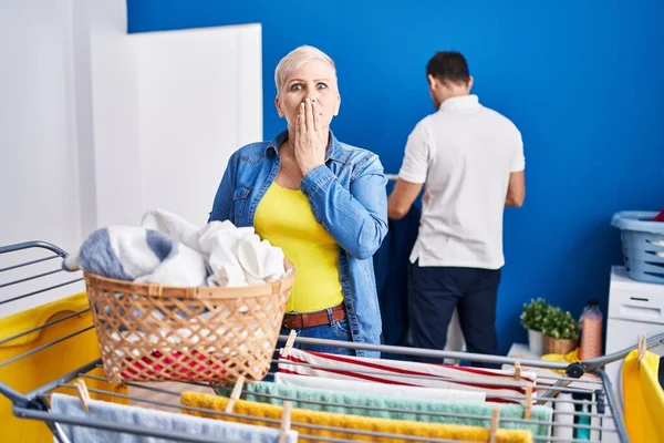 Zijn Paniekerige Moeder Zoon Die Kleding Ophangen Aan Waslijn Mond — Stockfoto