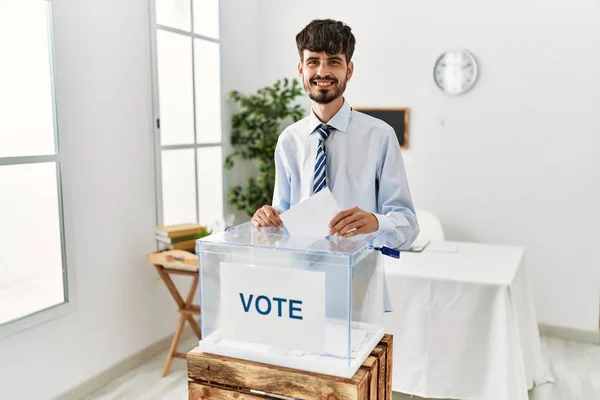 Hispánec Vousy Který Hlasuje Dává Obálku Volební Urny Šťastným Chladným — Stock fotografie