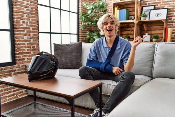 Jovem Vestindo Braço Funda Para Acidente Moto Sorrindo Feliz Apontando — Fotografia de Stock