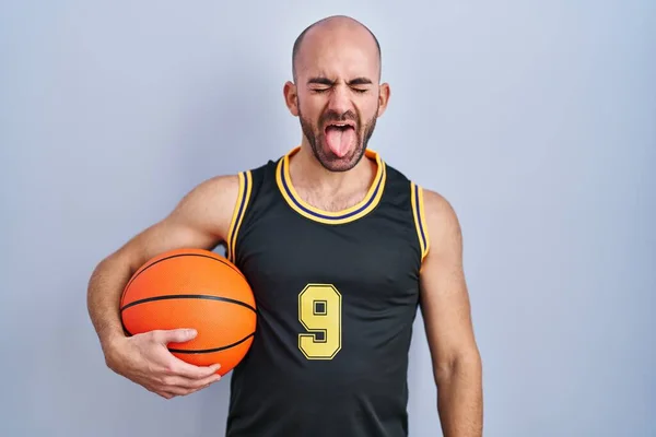 Pria Botak Muda Dengan Jenggot Mengenakan Seragam Basket Memegang Bola — Stok Foto