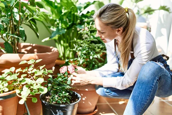 Jovem Loira Sorrindo Feliz Trabalhando Casa Terraço Jardim — Fotografia de Stock