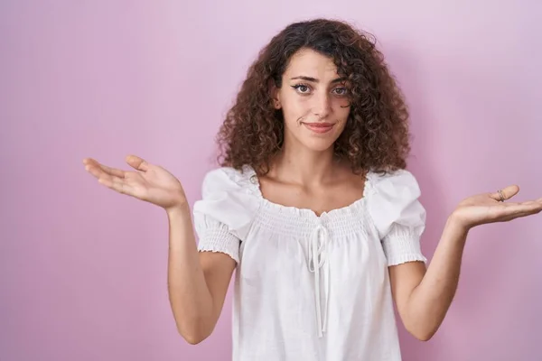 Hispanic Woman Curly Hair Standing Pink Background Clueless Confused Expression — 图库照片