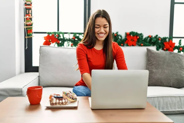 Jovem Mulher Latina Tomando Café Manhã Usando Laptop Sentado Por — Fotografia de Stock