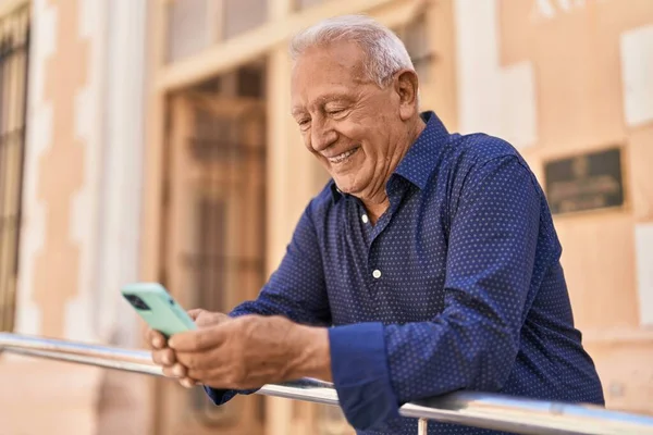 Senior Γκρίζα Μαλλιά Άνθρωπος Χαμογελά Αυτοπεποίθηση Χρησιμοποιώντας Smartphone Στο Δρόμο — Φωτογραφία Αρχείου