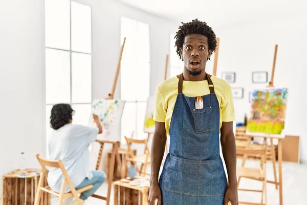 Afrikansk Ung Man Står Vid Konst Studio Rädd Och Chockad — Stockfoto