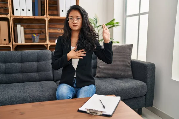 Young Asian Woman Consultation Office Swearing Hand Chest Open Palm — Fotografia de Stock