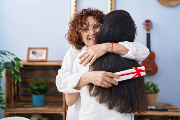 Dwie Kobiety Matka Córka Przytulają Się Niespodzianką Domu — Zdjęcie stockowe
