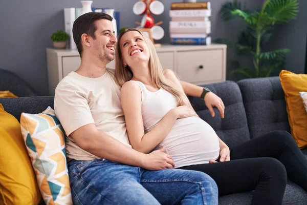 Hombre Mujer Pareja Esperando Bebé Abrazándose Casa — Foto de Stock