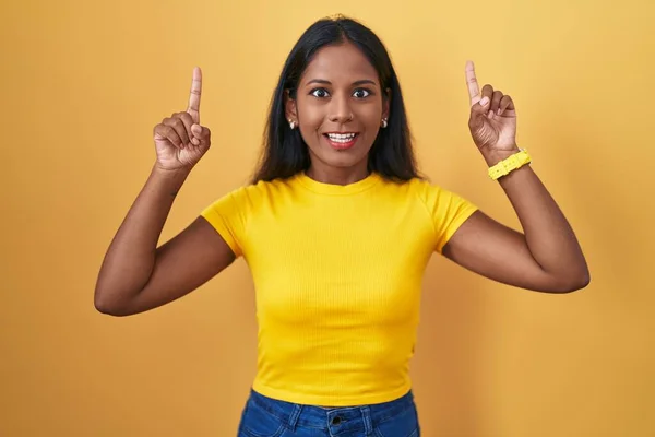 Mladá Indiánka Stojící Nad Žlutým Pozadím Usmívající Překvapeně Překvapeně Ukazující — Stock fotografie
