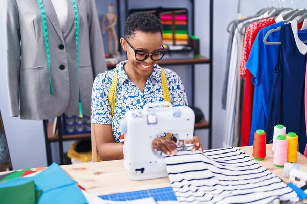 Afro Amerikaanse Vrouw Kleermaker Glimlachen Zelfverzekerd Met Behulp Van Naaimachine — Stockfoto