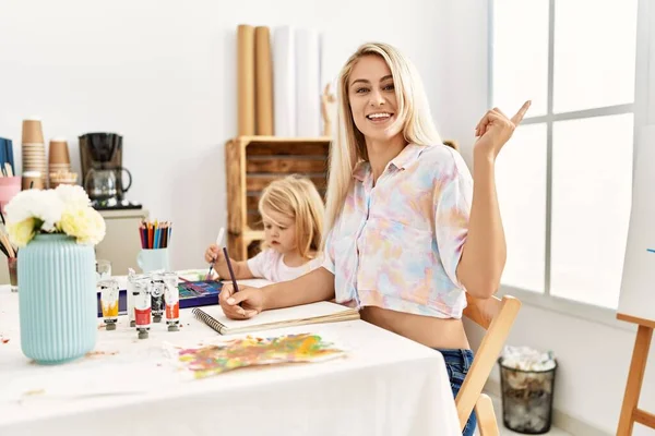 Caucasian Family Mother Daughter Painting Art Studio Smiling Happy Pointing — 图库照片