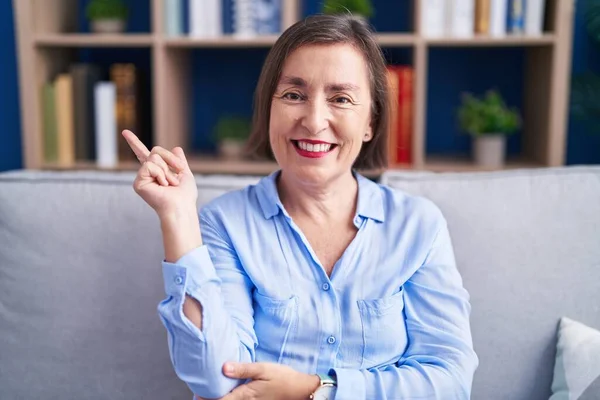 Mulher Hispânica Meia Idade Sentada Sofá Casa Com Grande Sorriso — Fotografia de Stock