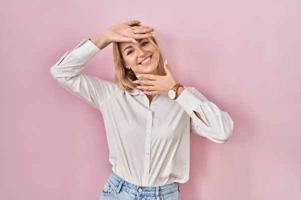 Giovane Donna Caucasica Indossa Casual Camicia Bianca Sfondo Rosa Sorridente — Foto Stock