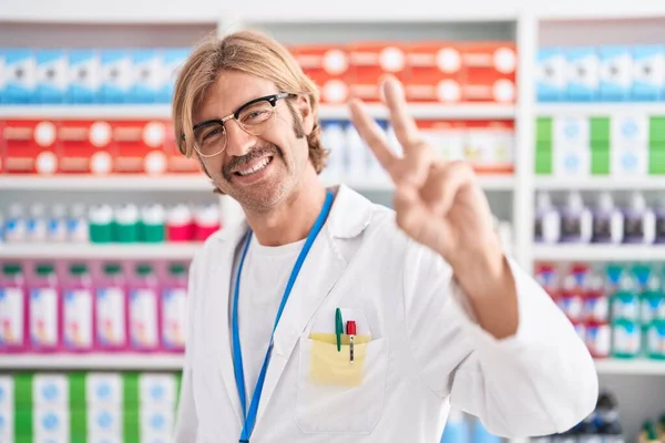 Hombre Caucásico Con Bigote Trabajando Farmacia Sonriendo Mirando Cámara Mostrando — Foto de Stock