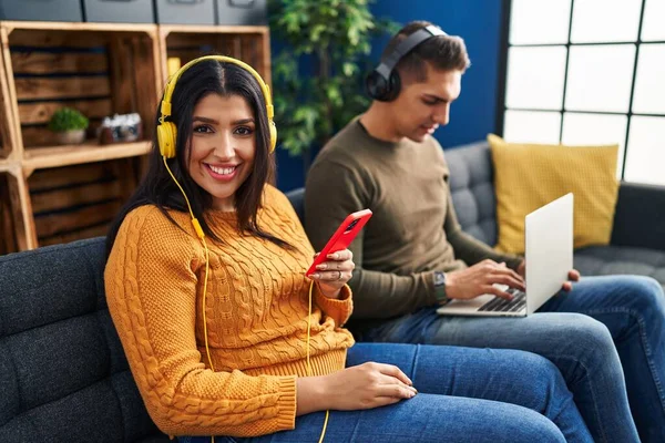 男男女女使用笔记本电脑 在家听音乐 — 图库照片