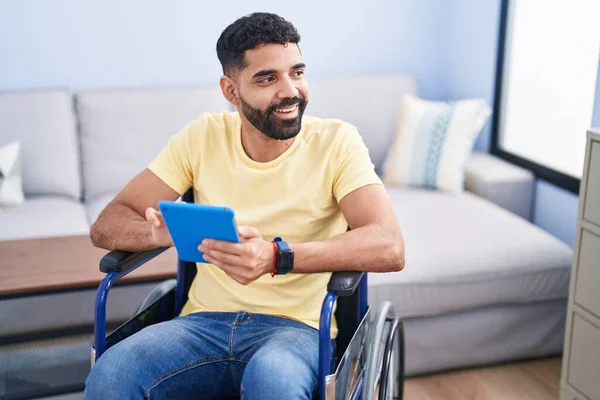 Jovem Árabe Homem Usando Touchpad Sentado Cadeira Rodas Casa — Fotografia de Stock