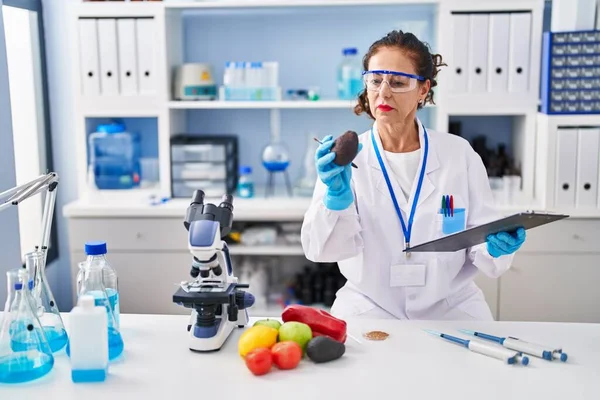 Middle Age Hispanic Woman Working Laboratory — 스톡 사진