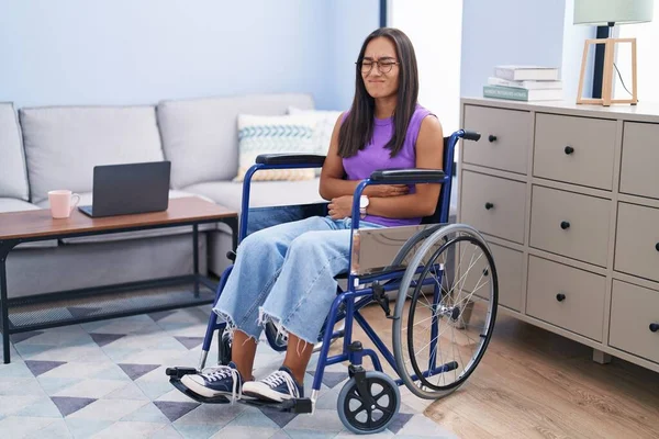 Mulher Hispânica Jovem Sentada Cadeira Rodas Casa Com Mão Estômago — Fotografia de Stock