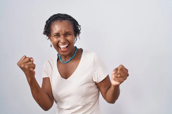 Afrikaanse Vrouw Met Dreadlocks Staan Witte Achtergrond Erg Blij Opgewonden — Stockfoto