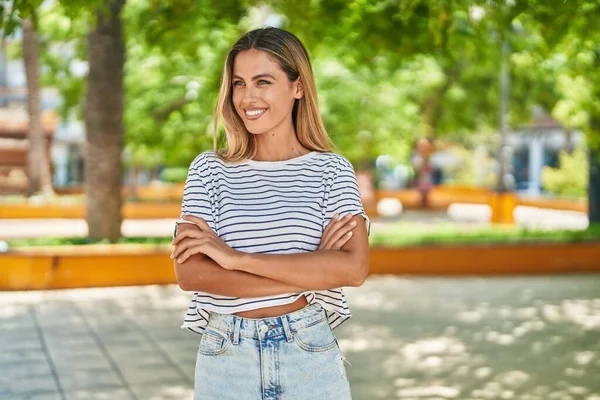 Mujer Rubia Joven Pie Con Los Brazos Cruzados Gesto Parque —  Fotos de Stock