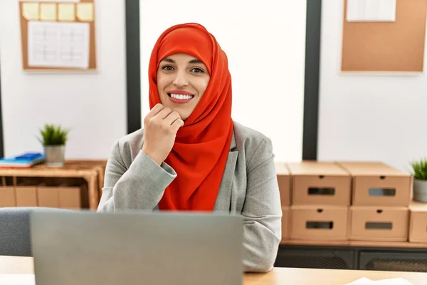 Ung Kvinna Bär Arabisk Halsduk Med Bärbar Dator Som Arbetar — Stockfoto