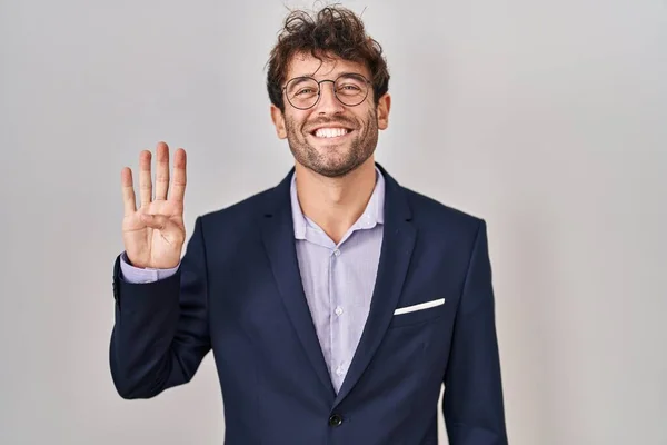 西班牙商人戴眼镜 四号手指指尖 面带微笑 自信而快乐 — 图库照片