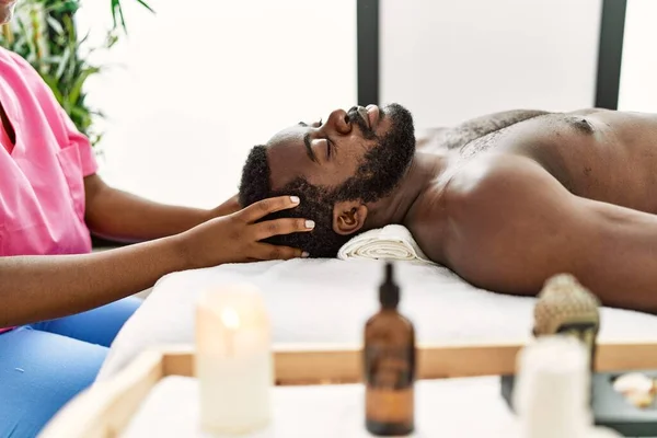 Afroamericano Uomo Reciving Testa Massaggio Clinica — Foto Stock