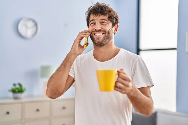 Jongeman Gesprek Smartphone Het Drinken Van Koffie Thuis — Stockfoto