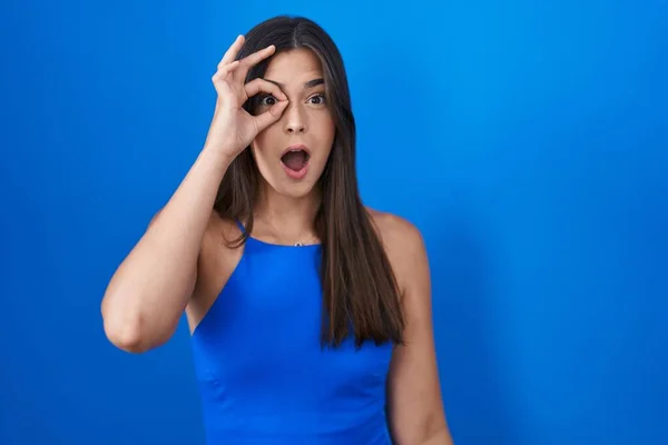 Mujer Hispana Pie Sobre Fondo Azul Haciendo Gesto Bien Sorprendido — Foto de Stock