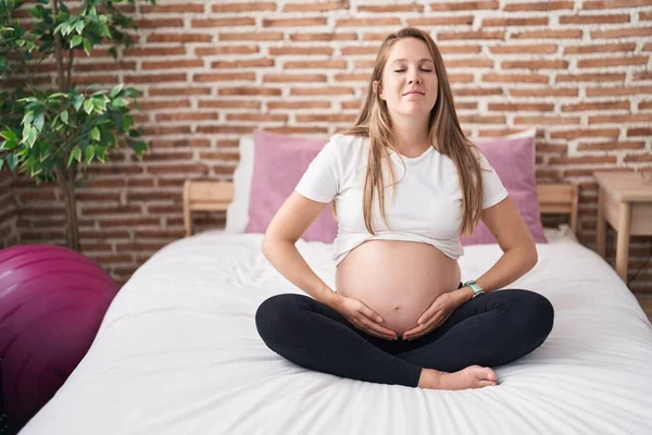 Mladá Těhotná Žena Dělá Dechové Cvičení Dotýkání Břicha Ložnici — Stock fotografie