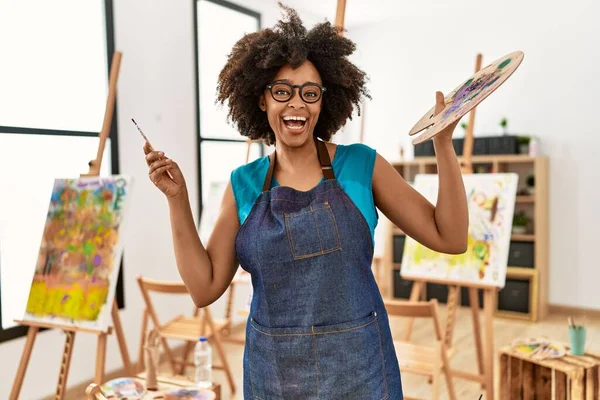 Young African American Woman Smiling Confident Holding Palette Paintbrush Art — Stok fotoğraf