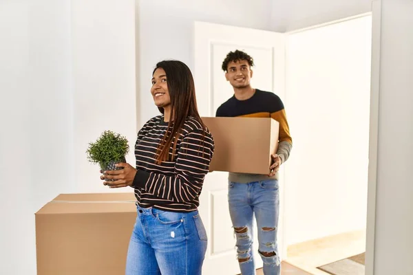 Jovem Casal Latino Sorrindo Feliz Entrar Nova Casa — Fotografia de Stock