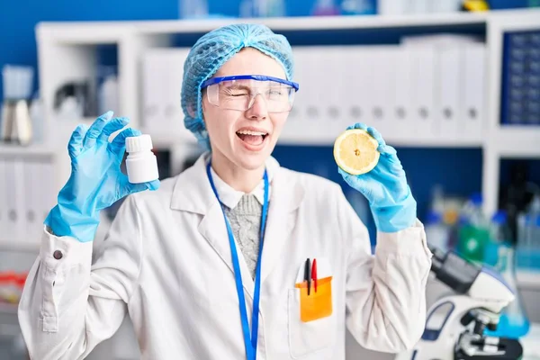 Όμορφη Γυναίκα Που Εργάζονται Εργαστήριο Επιστήμονας Κρατώντας Χάπια Και Λεμόνι — Φωτογραφία Αρχείου