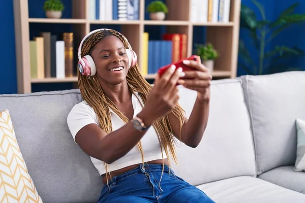 Afrikaans Amerikaanse Vrouw Spelen Video Game Zitten Bank Thuis — Stockfoto