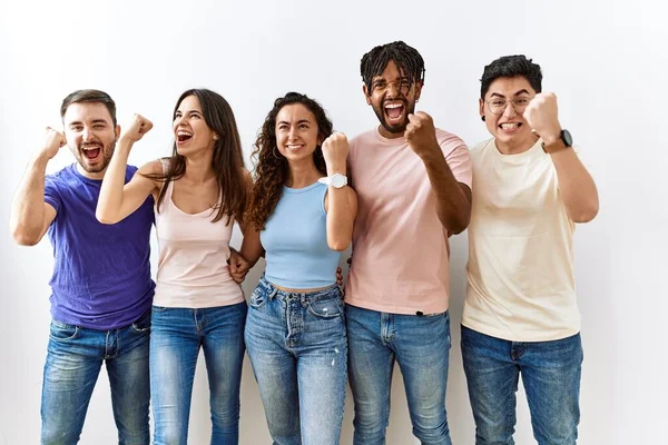 Grupo Jóvenes Pie Juntos Sobre Fondo Aislado Enojado Loco Levantando — Foto de Stock