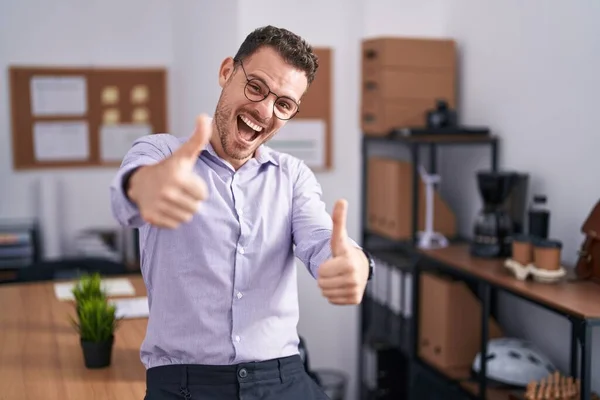 Νεαρός Ισπανός Στο Γραφείο Που Εγκρίνει Κάνει Θετική Χειρονομία Χέρι — Φωτογραφία Αρχείου