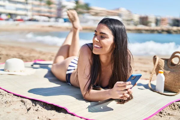 Young Hispanic Woman Wearing Bikini Lying Sand Seaside — Stock Photo, Image