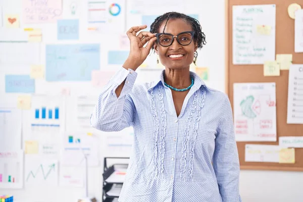 Middle Age African American Woman Business Worker Smiling Confident Office — Stockfoto