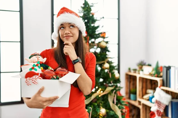 Mulher Morena Jovem Junto Árvore Natal Segurando Decoração Com Mão — Fotografia de Stock
