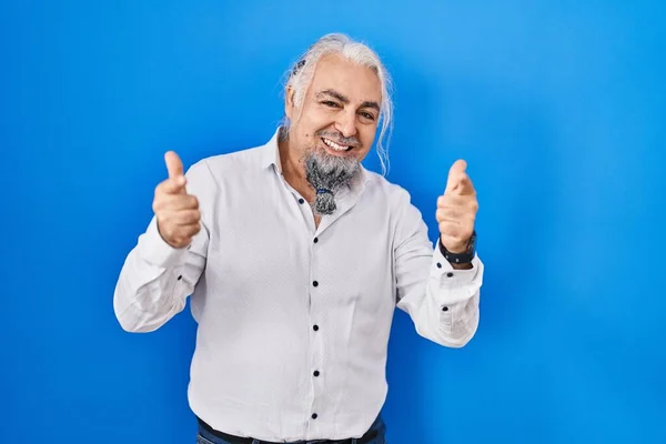 Middle Age Man Grey Hair Standing Blue Background Pointing Fingers — Zdjęcie stockowe