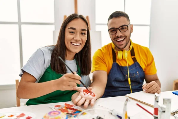 Genç Spanyol Çift Gülümsüyor Resim Stüdyosunun Masasında Resimleri Çiziyorlar — Stok fotoğraf