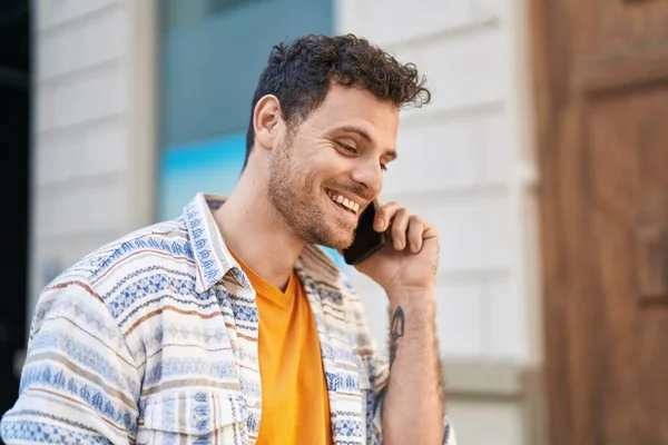 Junger Hispanischer Mann Lächelt Selbstbewusst Und Spricht Auf Der Straße — Stockfoto