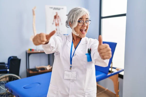 Middle Age Woman Grey Hair Working Pain Recovery Clinic Approving — Stock Photo, Image